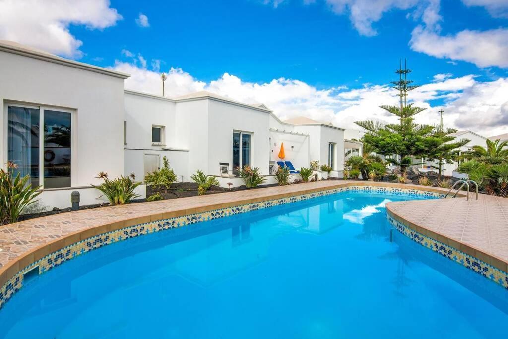 Luxurious Bungalow A2 In A Quiet Complex With Pool 100M From The Sea Charco del Palo Ngoại thất bức ảnh