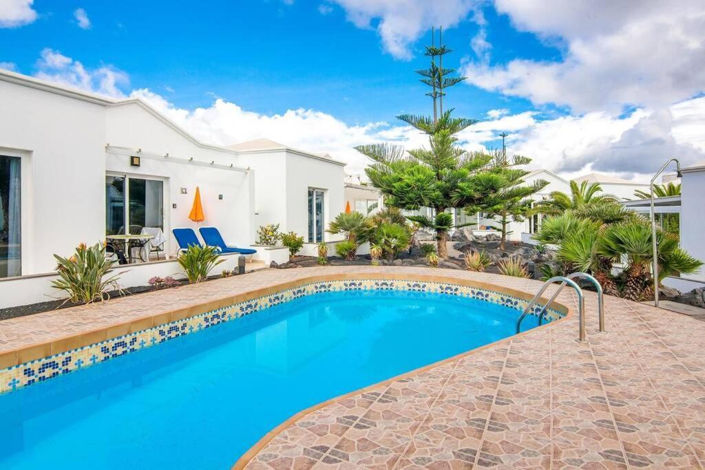 Luxurious Bungalow A2 In A Quiet Complex With Pool 100M From The Sea Charco del Palo Ngoại thất bức ảnh